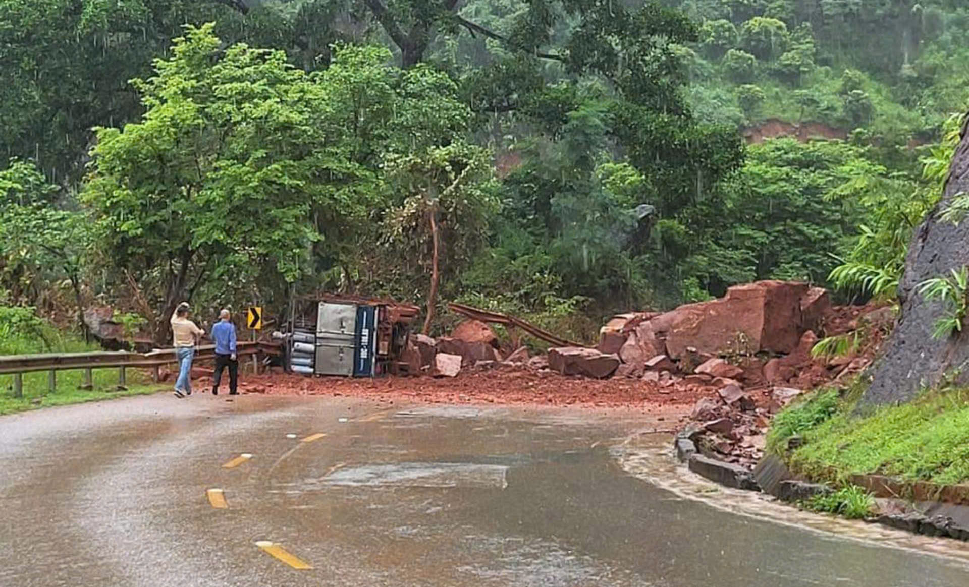 Mưa lớn l&agrave;m sạt lở đất đ&aacute;, tắc giao th&ocirc;ng tr&ecirc;n quốc lộ 6- Ảnh 1.