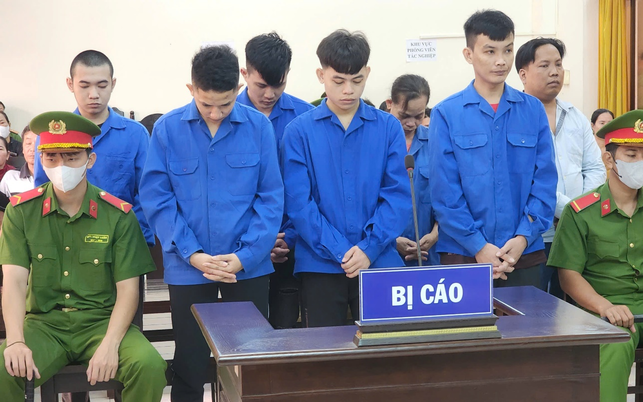 Nh&oacute;m thanh ni&ecirc;n khống chế bạn chơi ma t&uacute;y đến chết lĩnh &aacute;n