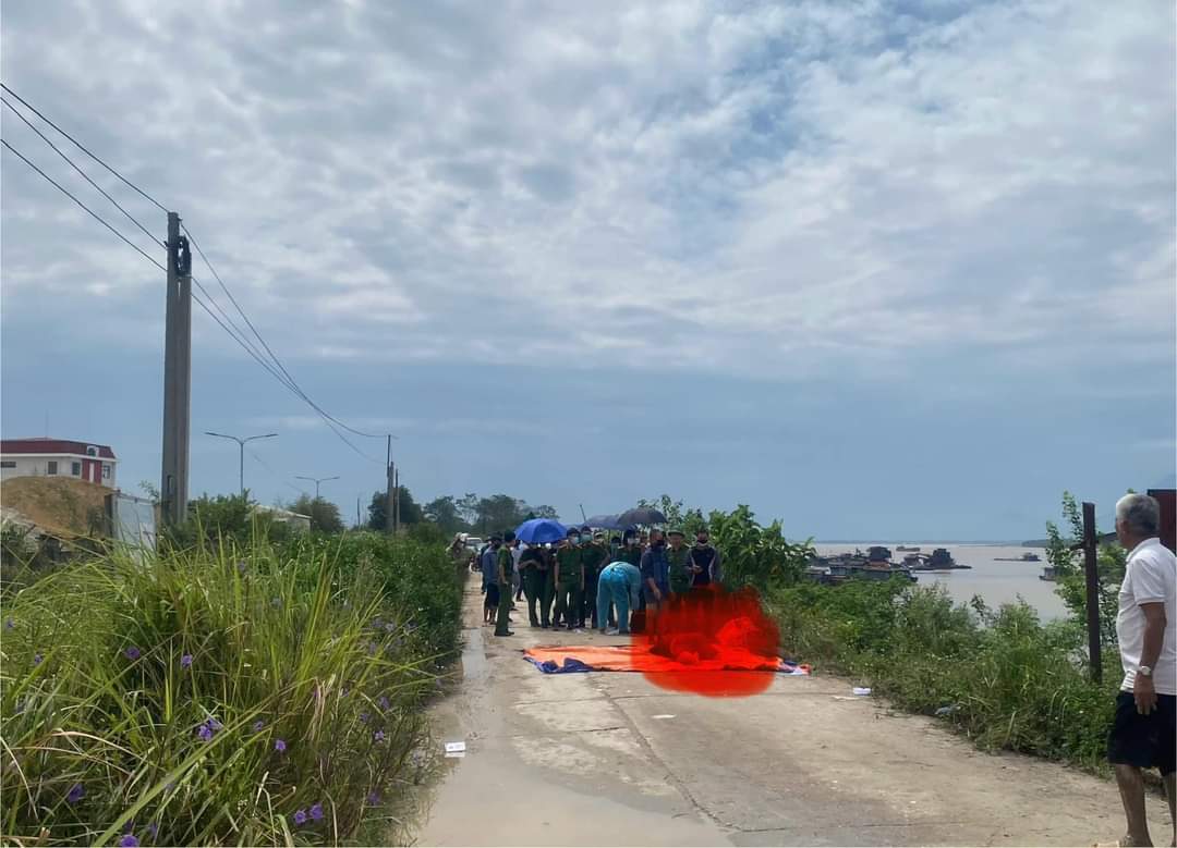 Vụ sập cầu Phong Ch&acirc;u: Ph&aacute;t hiện thi thể nạn nh&acirc;n thứ 4 c&aacute;ch xa 20km- Ảnh 1.