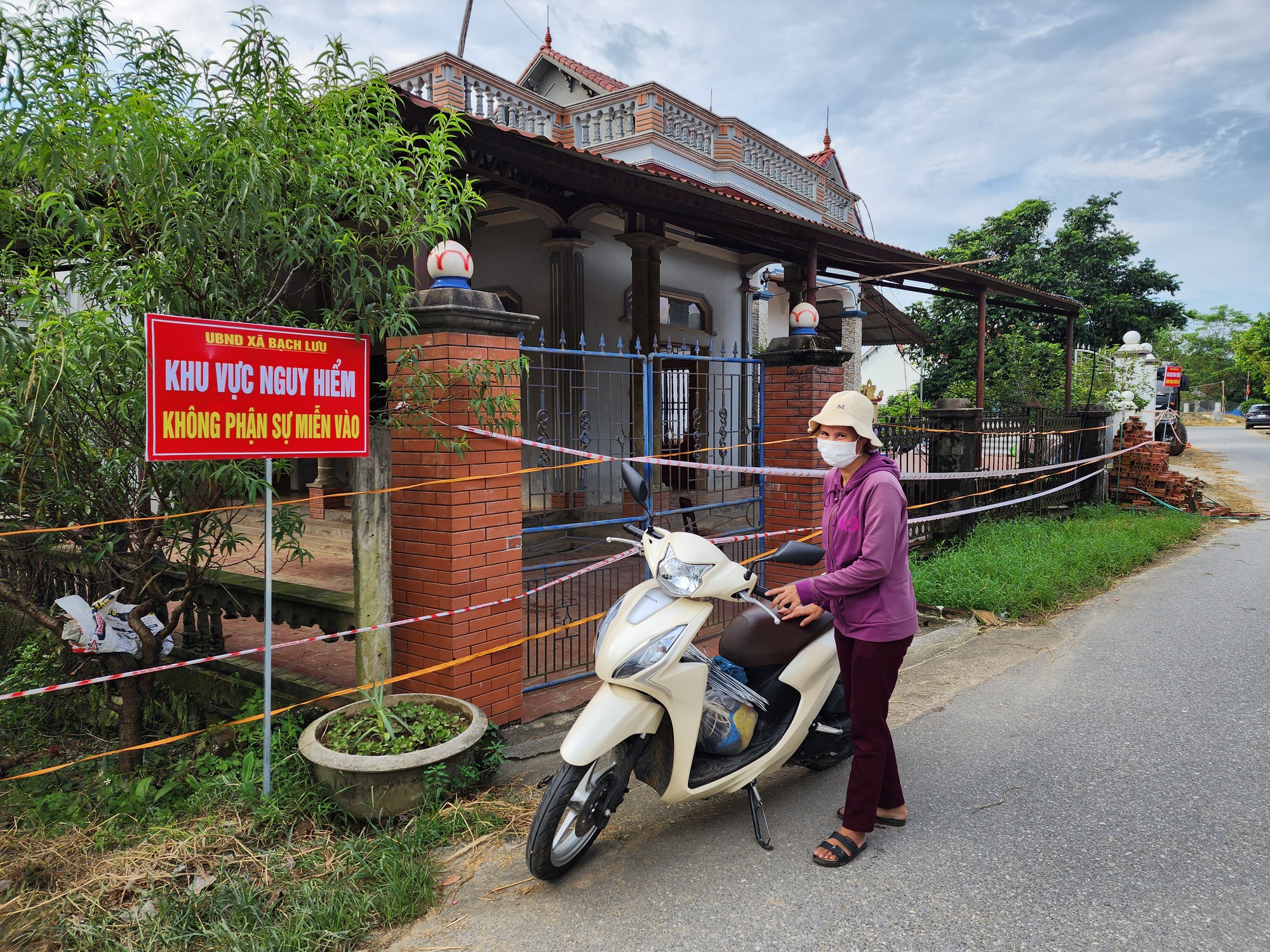 Sạt lở nghi&ecirc;m trọng bờ s&ocirc;ng L&ocirc; ở Vĩnh Ph&uacute;c ảnh hưởng thế n&agrave;o đến c&aacute;c hộ d&acirc;n?- Ảnh 1.