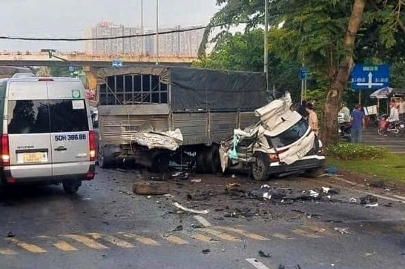 Hiện trường vụ tai nạn li&ecirc;n ho&agrave;n nghi&ecirc;m trọng khiến hai người tử vong.