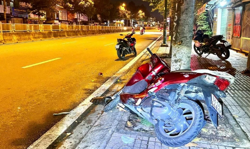 Chiếc xe m&aacute;y tại hiện trường vụ tai nạn - Ảnh: H.T.