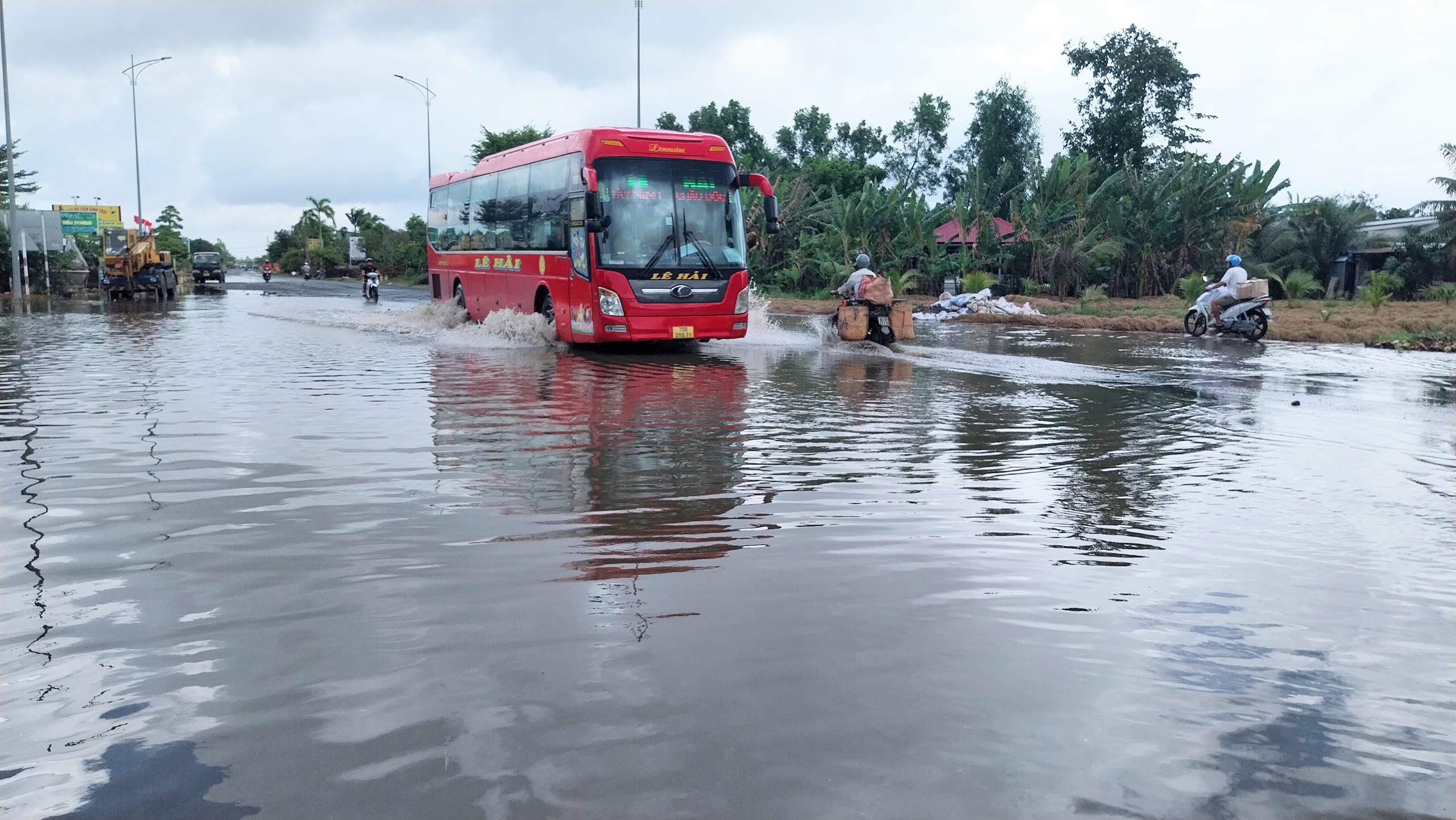 Sửa chữa nhiều lần, vì sao đường tỉnh 852B ở Đồng Tháp vẫn hư hỏng?- Ảnh 2. Sửa chữa nhiều lần, vì sao đường tỉnh 852B ở Đồng Tháp vẫn hư hỏng?- Ảnh 2.
