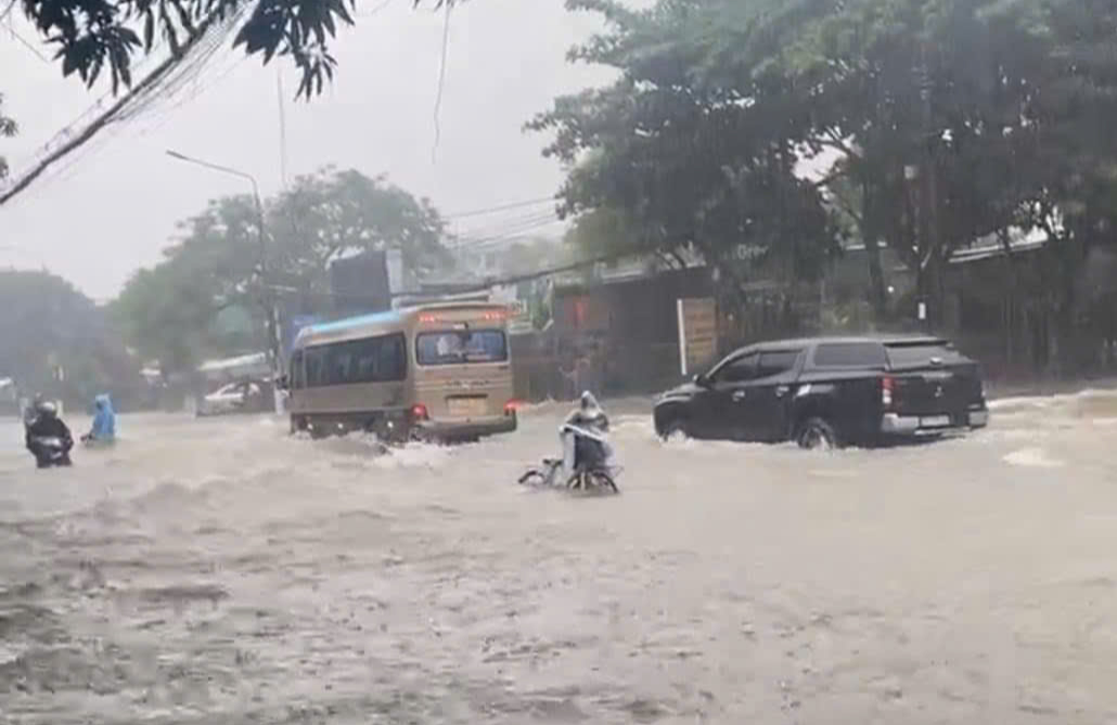TP Vinh tiếp tục mưa lớn, nhiều tuyến phố ngập s&acirc;u- Ảnh 5.