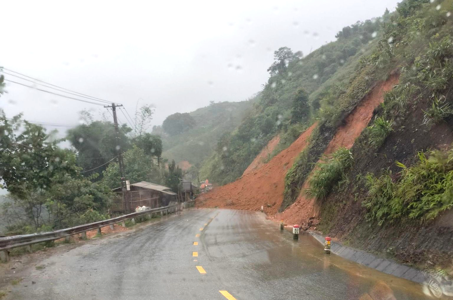 Nhiều tuyến đường ở Thanh H&oacute;a t&ecirc; liệt, chia cắt do mưa lũ- Ảnh 2.