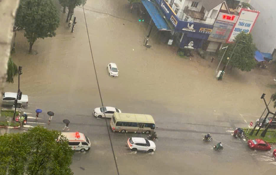 TP Vinh tiếp tục mưa lớn, nhiều tuyến phố ngập s&acirc;u- Ảnh 3.