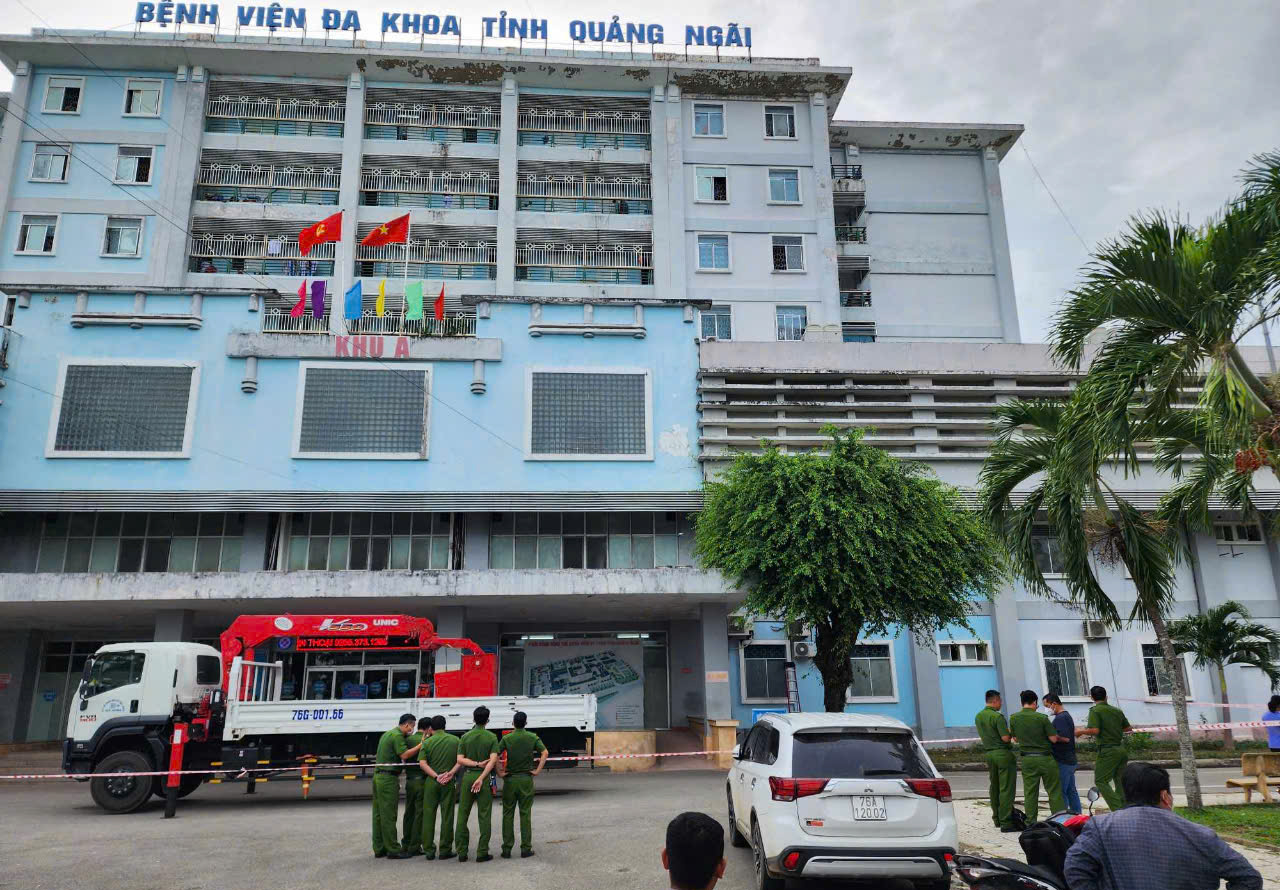 Người đ&agrave;n &ocirc;ng tử vong bất thường ở ban c&ocirc;ng bệnh viện Quảng Ng&atilde;i- Ảnh 1.