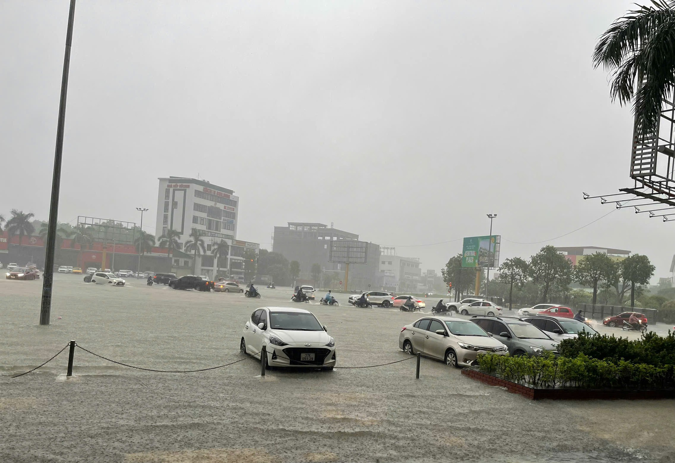 TP Vinh tiếp tục mưa lớn, nhiều tuyến phố ngập s&acirc;u- Ảnh 1.