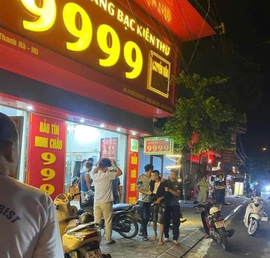 Khống chế đối tượng mang dao uy hiếp nh&acirc;n vi&ecirc;n tiệm v&agrave;ng ở Hải Dương- Ảnh 1.