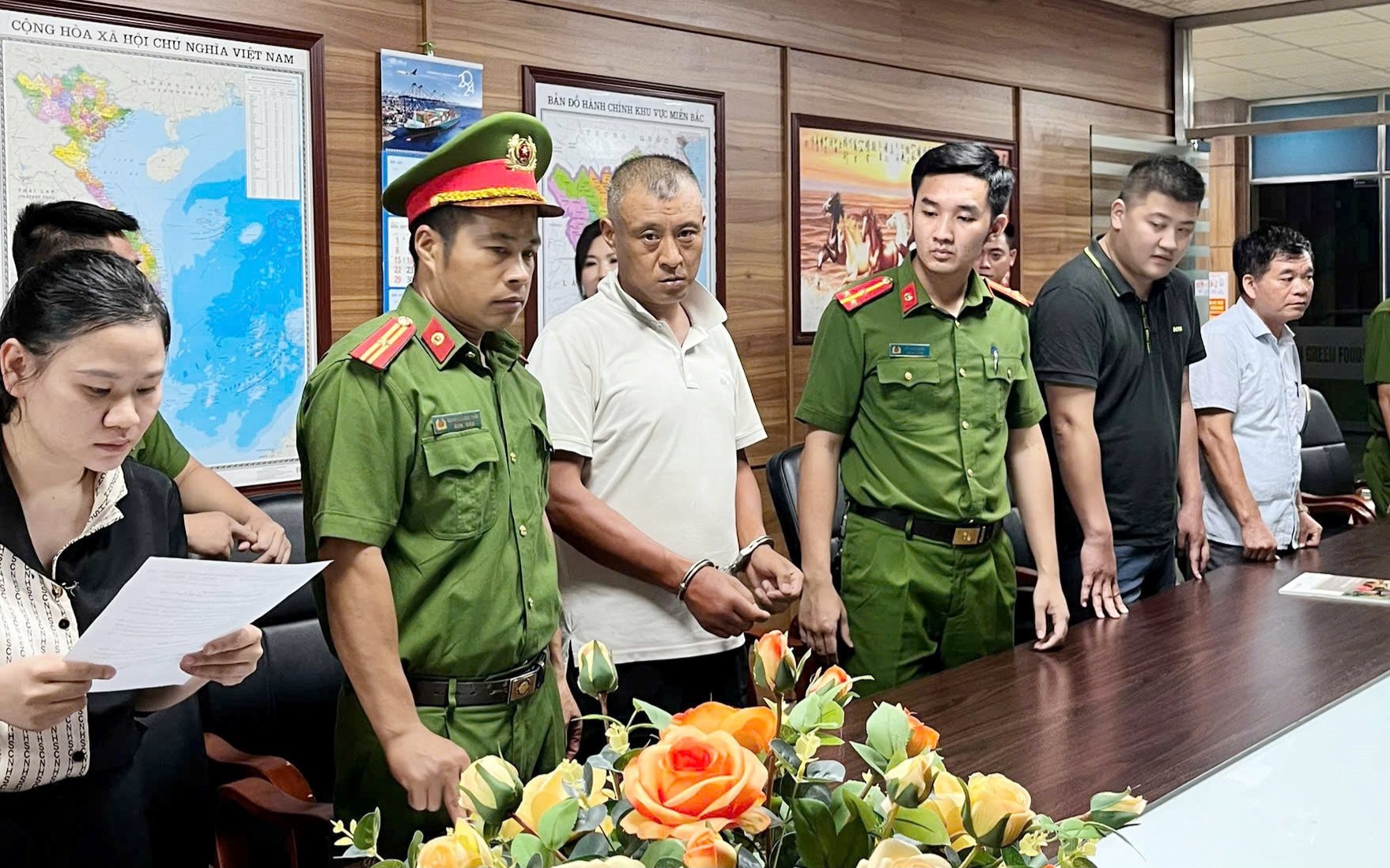 Đổ thải g&acirc;y &ocirc; nhiễm m&ocirc;i trường, một đối tượng mang quốc tịch Trung Quốc bị khởi tố- Ảnh 1.