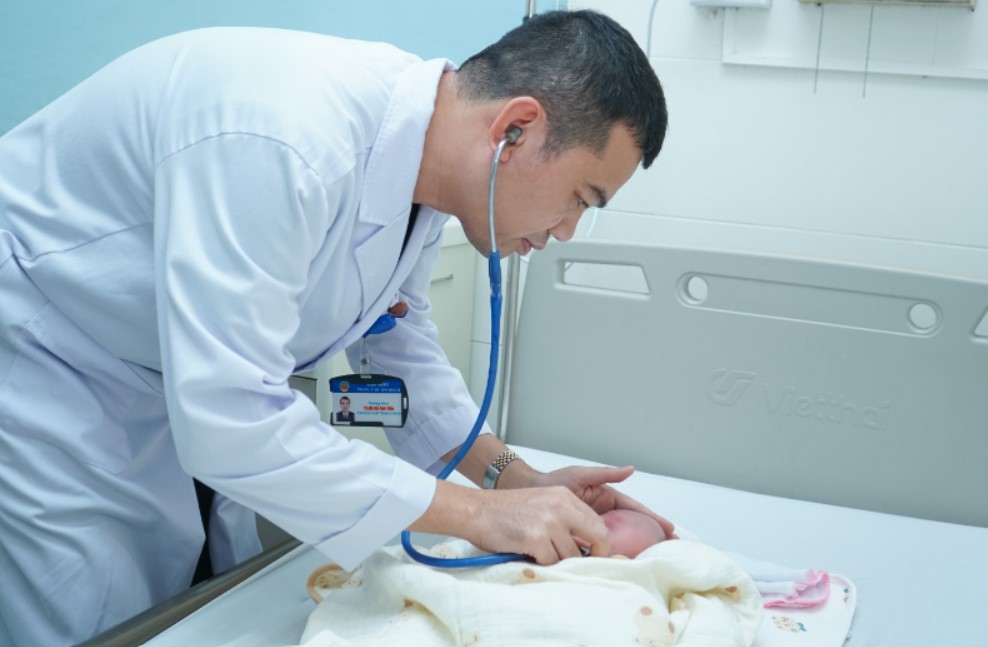 Cứu sống trẻ 11 ng&agrave;y tuổi mắc tim bẩm sinh nguy kịch bằng kỹ thuật mới- Ảnh 1.