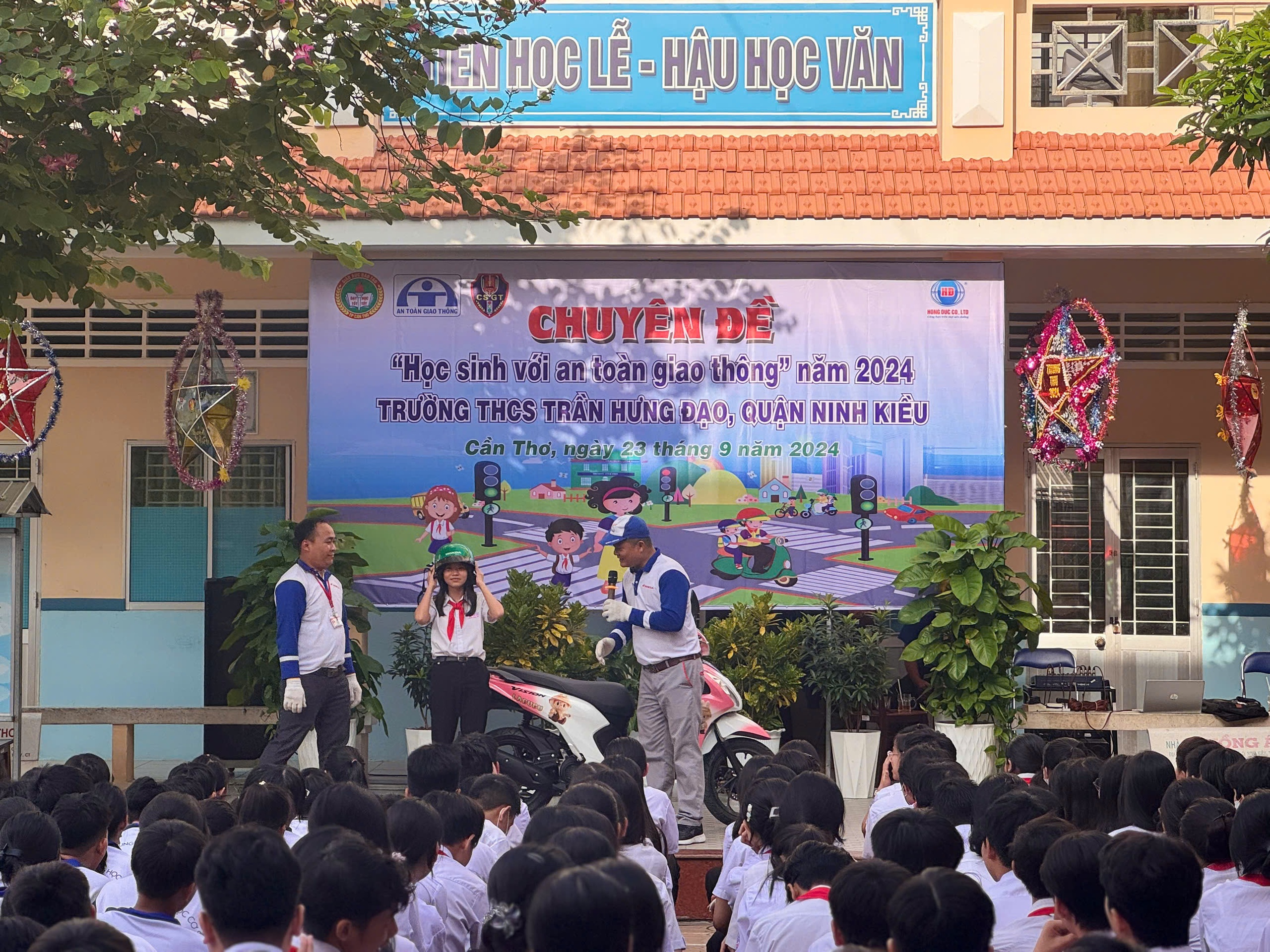 Tuy&ecirc;n truyền an to&agrave;n giao th&ocirc;ng đến học sinh THCS ở Cần Thơ- Ảnh 1.