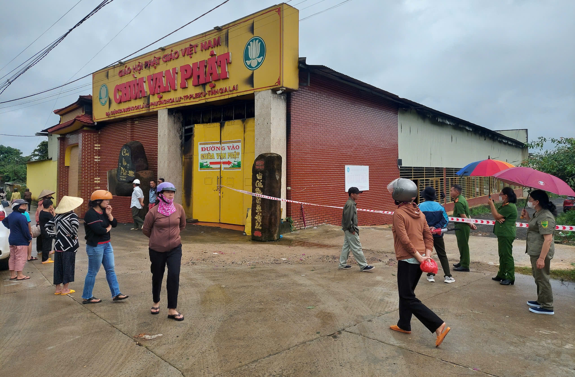 Ch&aacute;y ch&ugrave;a Vạn Phật ở Gia Lai: Phật tử lo lắng tro cốt gửi ch&ugrave;a bị x&aacute;o trộn- Ảnh 2.