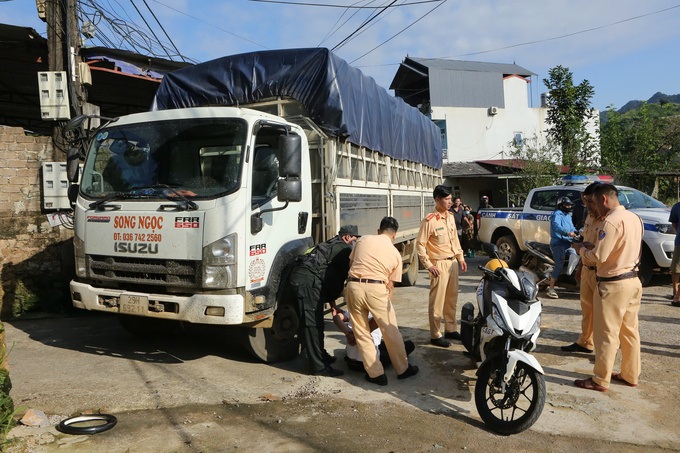 CSGT truy đuổi hơn 1 giờ mới khống chế được t&agrave;i xế c&oacute; nồng độ cồn kịch khung- Ảnh 1.