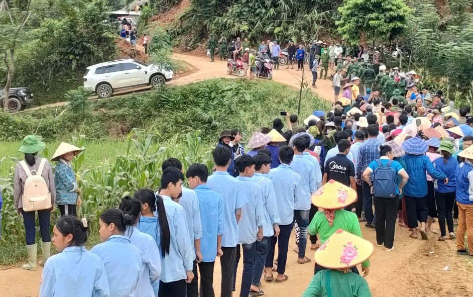 Người d&acirc;n bật kh&oacute;c, xếp h&agrave;ng d&agrave;i tiễn bộ đội rời L&agrave;ng Nủ- Ảnh 1.