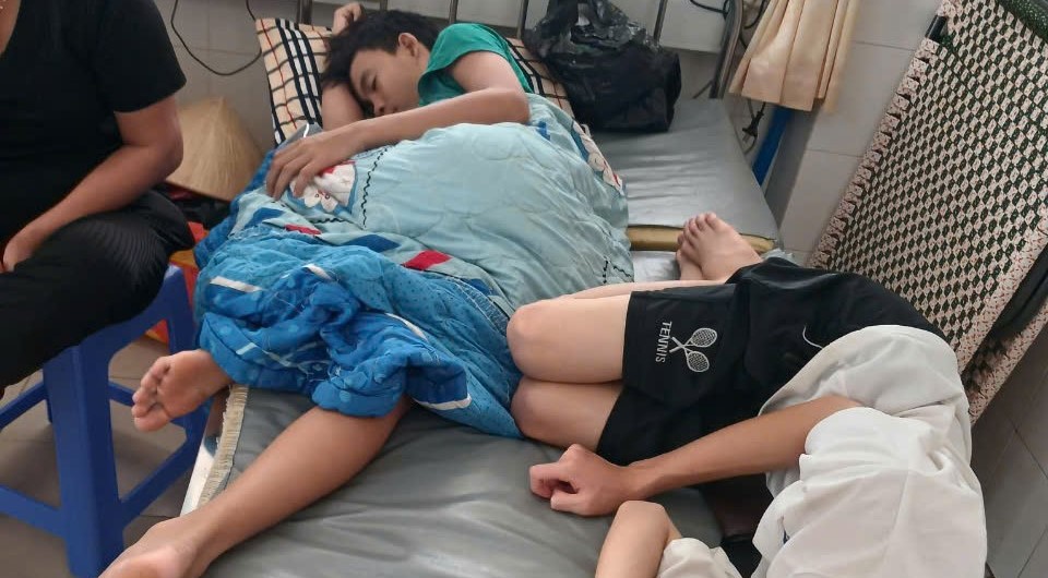 Nhiều học sinh ở Ki&ecirc;n Giang nhập viện, nghi ngộ độc thực phẩm- Ảnh 2.