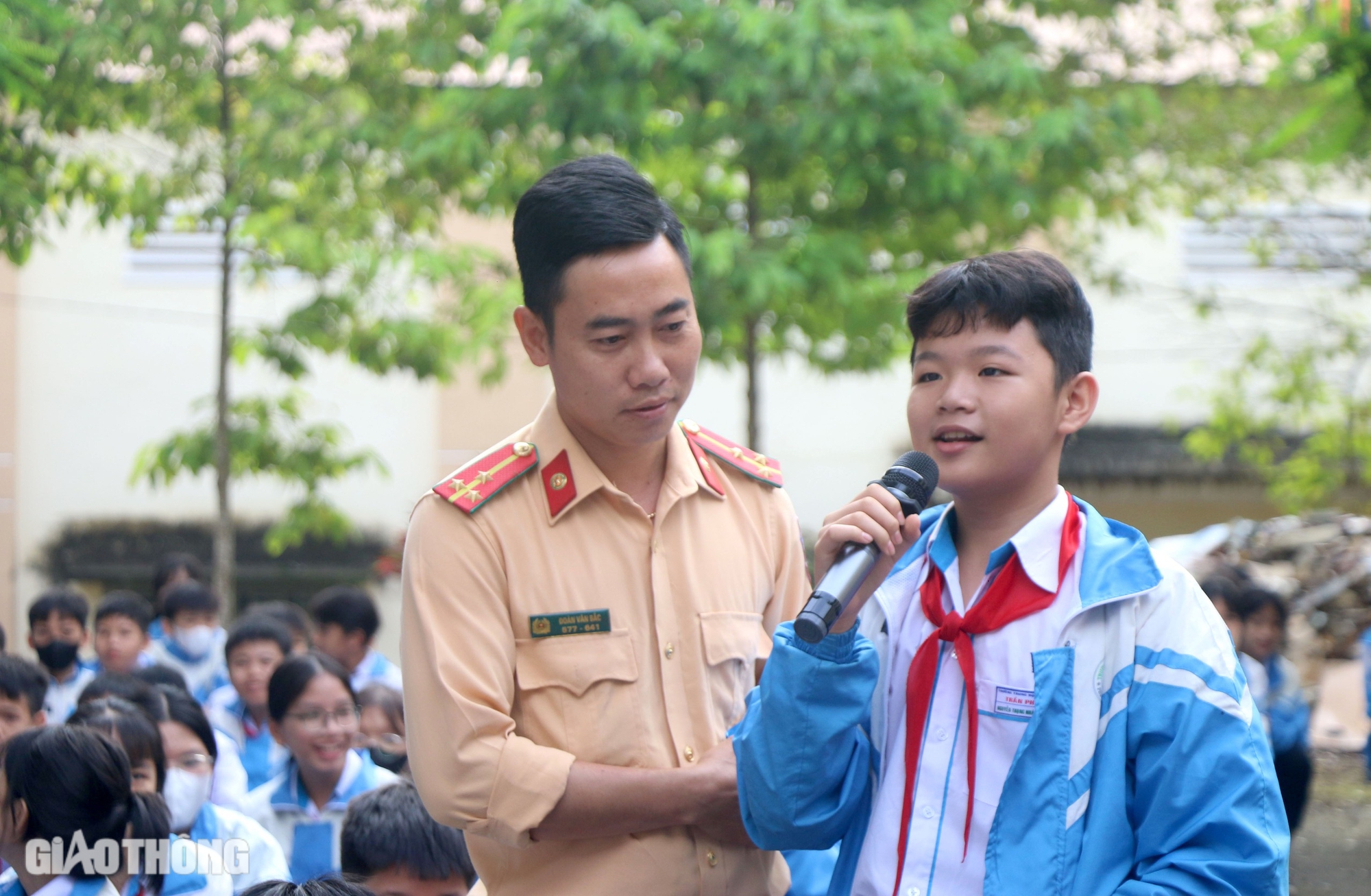 CSGT TP Gia Nghĩa trang bị kiến thức ph&aacute;p luật ATGT cho học sinh- Ảnh 3.