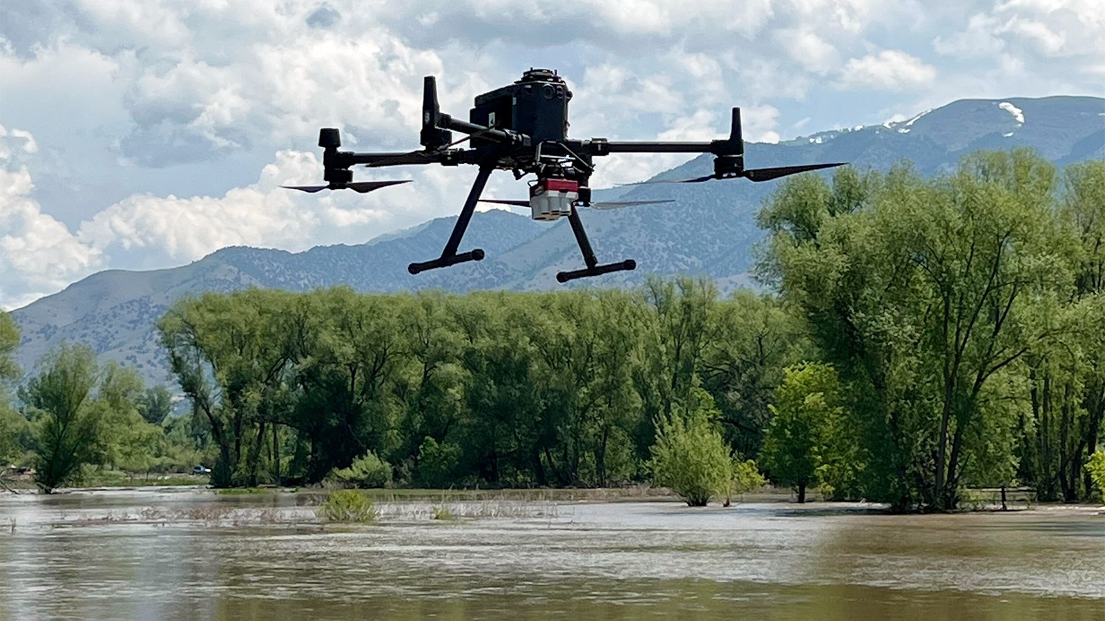 Sẵn s&agrave;ng kết nối, d&ugrave;ng flycam/drone thu dữ liệu nơi thi&ecirc;n tai để Ch&iacute;nh phủ điều h&agrave;nh từ xa- Ảnh 1.