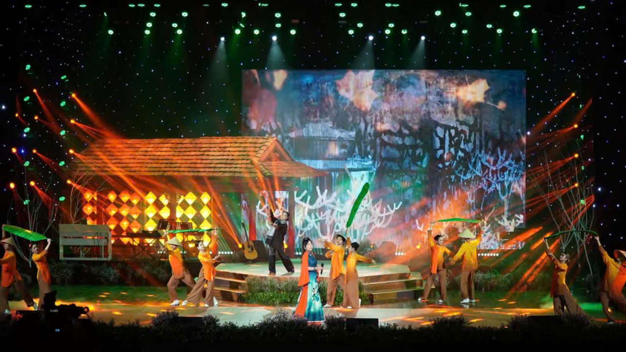 Đ&ecirc;m nhạc &ldquo;M&ugrave;a thu cho em&rdquo; kh&eacute;p lại chương tr&igrave;nh Festival Huế m&ugrave;a thu 2024- Ảnh 7.