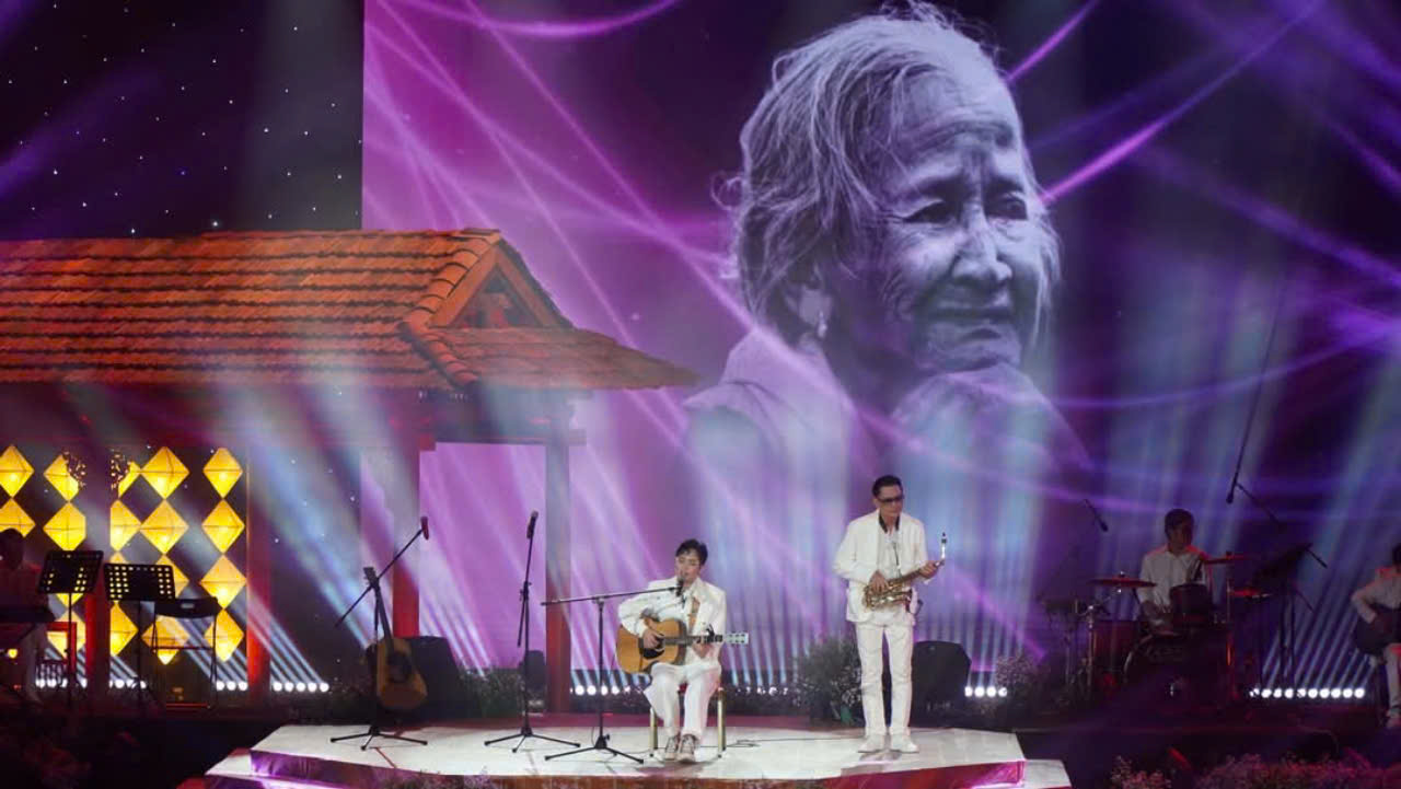 Đ&ecirc;m nhạc &ldquo;M&ugrave;a thu cho em&rdquo; kh&eacute;p lại chương tr&igrave;nh Festival Huế m&ugrave;a thu 2024- Ảnh 5.