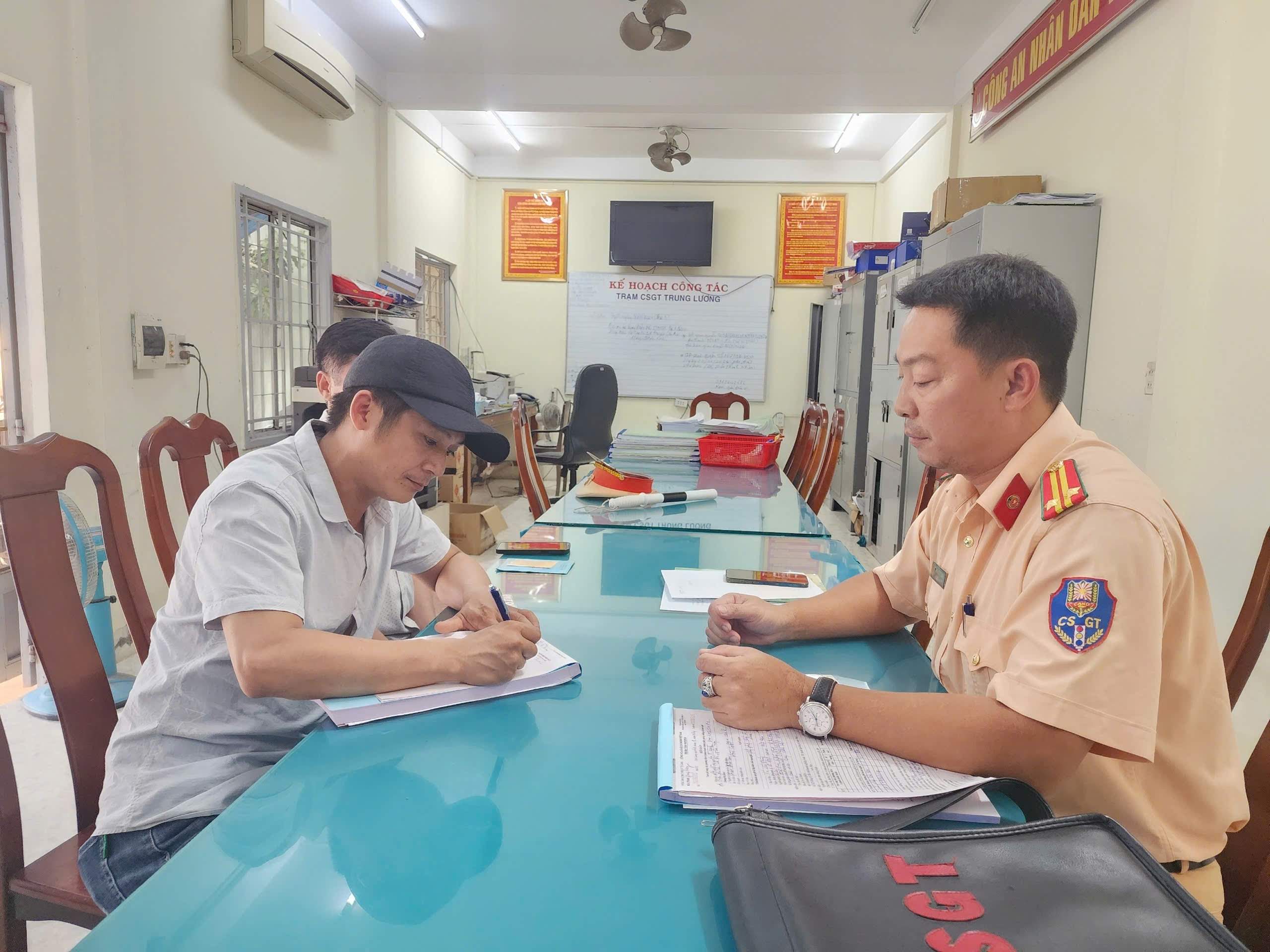 Tiền Giang: T&agrave;i xế chạy ngược chiều tr&ecirc;n quốc lộ 1 bị tước giấy ph&eacute;p l&aacute;i xe 3 th&aacute;ng- Ảnh 1.
