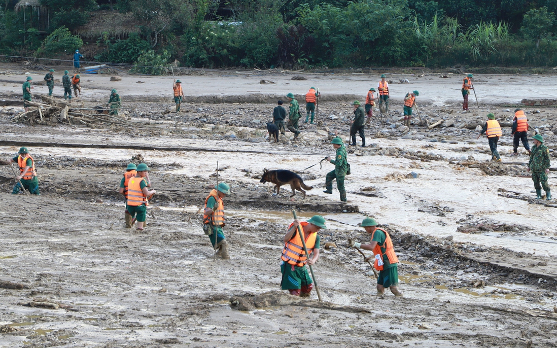 Người d&acirc;n bật kh&oacute;c, xếp h&agrave;ng d&agrave;i tiễn bộ đội rời L&agrave;ng Nủ- Ảnh 7.