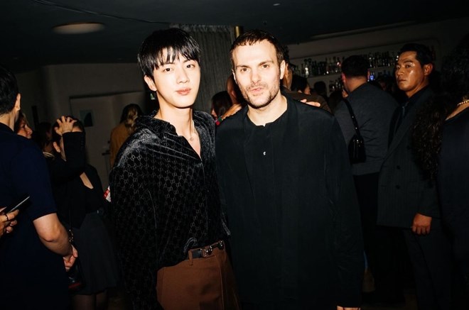 Jin (BTS) khiến cộng đồng mạng "dậy s&oacute;ng" khi gặp sự cố để lộ mặt mộc- Ảnh 3.