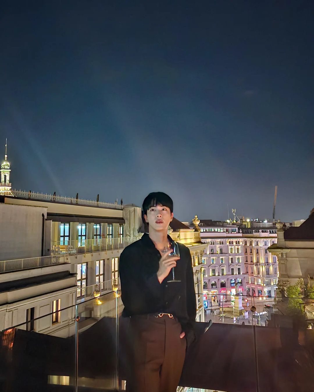 Jin (BTS) khiến cộng đồng mạng "dậy s&oacute;ng" khi gặp sự cố để lộ mặt mộc- Ảnh 4.