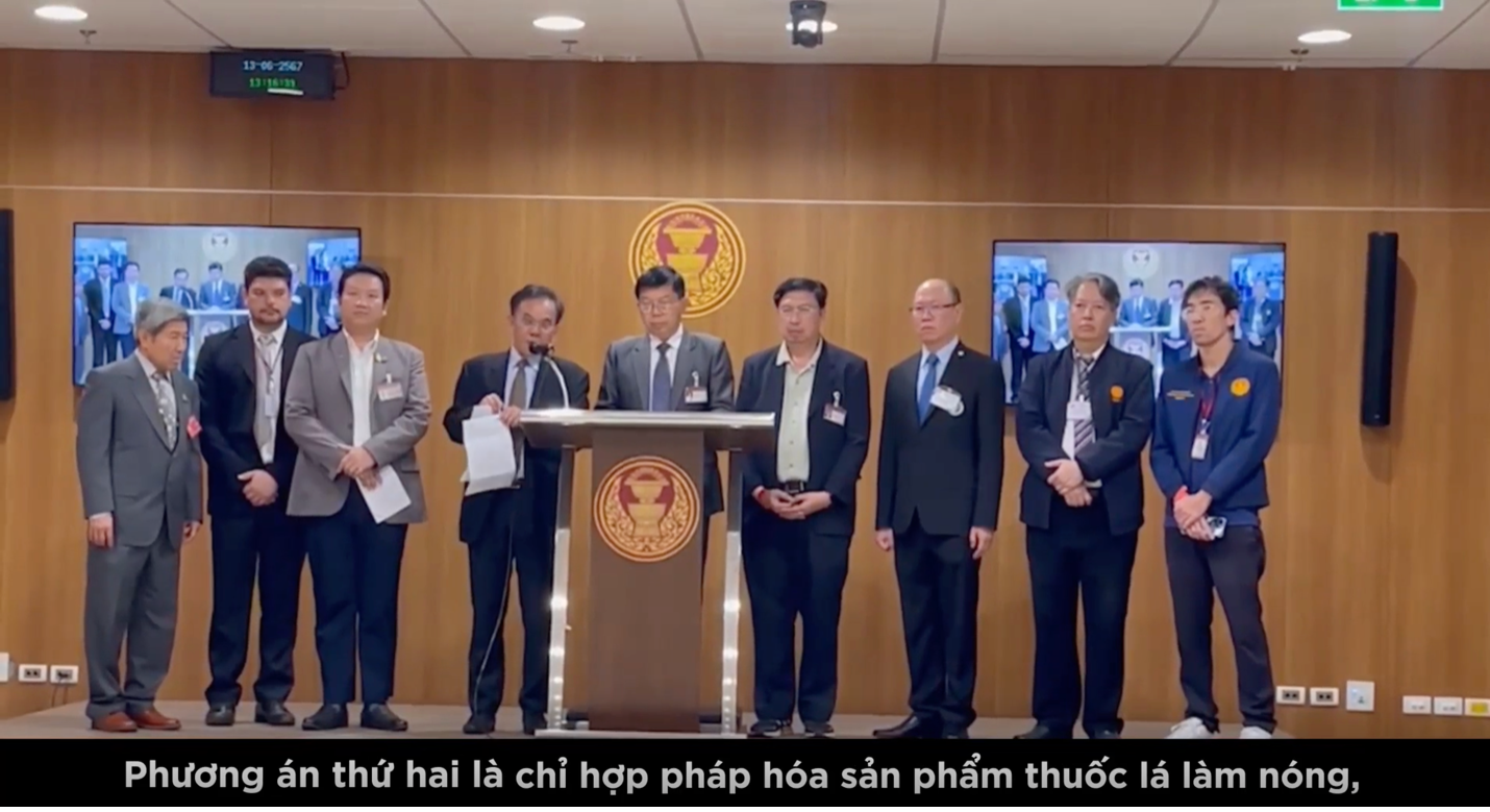 Nếu cấm thuốc l&aacute; nung n&oacute;ng, Việt Nam sẽ thuộc nh&oacute;m c&aacute;c quốc gia c&aacute; biệt- Ảnh 1.
