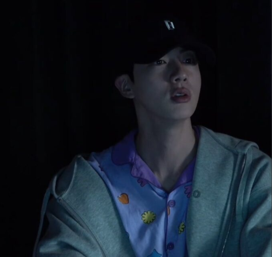 Jin (BTS) khiến cộng đồng mạng "dậy s&oacute;ng" khi gặp sự cố để lộ mặt mộc- Ảnh 1.