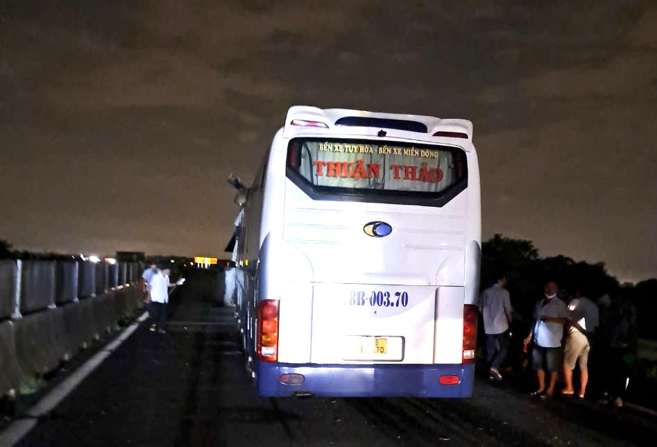 TNGT tr&ecirc;n cao tốc Vĩnh Hảo - Phan Thiết, t&agrave;i xế xe kh&aacute;ch tử vong, 12 người nhập viện- Ảnh 2.