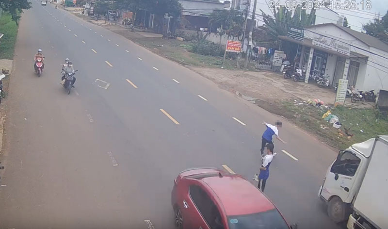 Nam sinh băng qua đường bị xe tải t&ocirc;ng tử vong - Ảnh cắt từ clip.