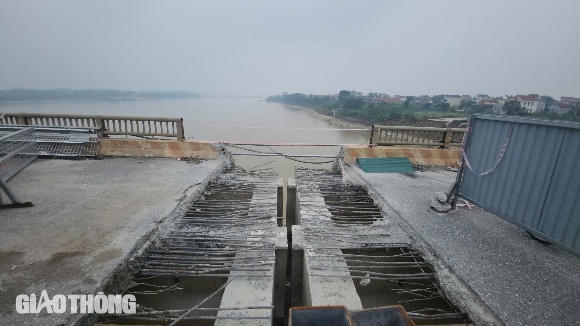 &Ocirc; t&ocirc; dưới 7 chỗ được ph&eacute;p lưu th&ocirc;ng qua cầu Trung H&agrave; từ 15h chiều nay- Ảnh 4.