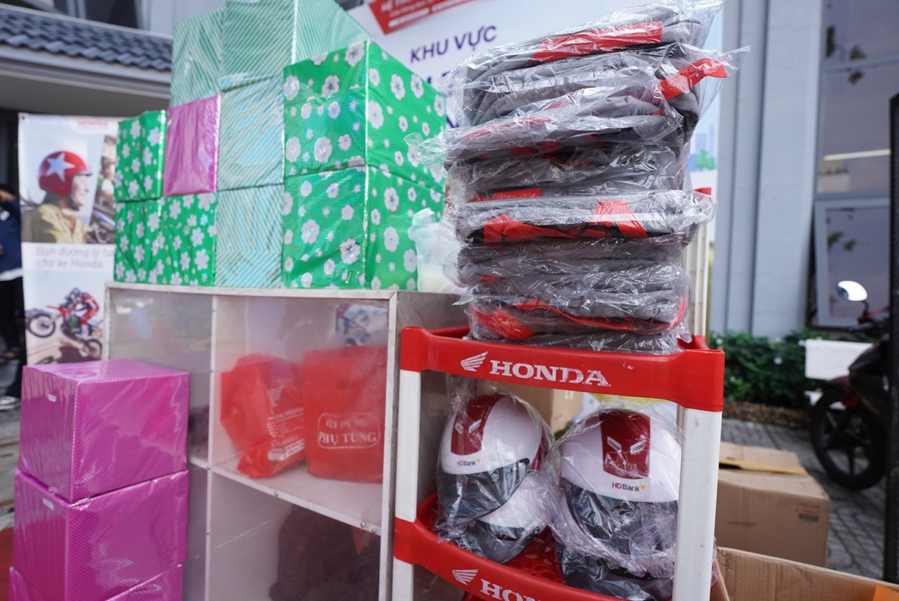 Hơn 800 sinh vi&ecirc;n ĐH GTVT TP.HCM s&ocirc;i nổi chơi game đố vui về ATGT- Ảnh 12.