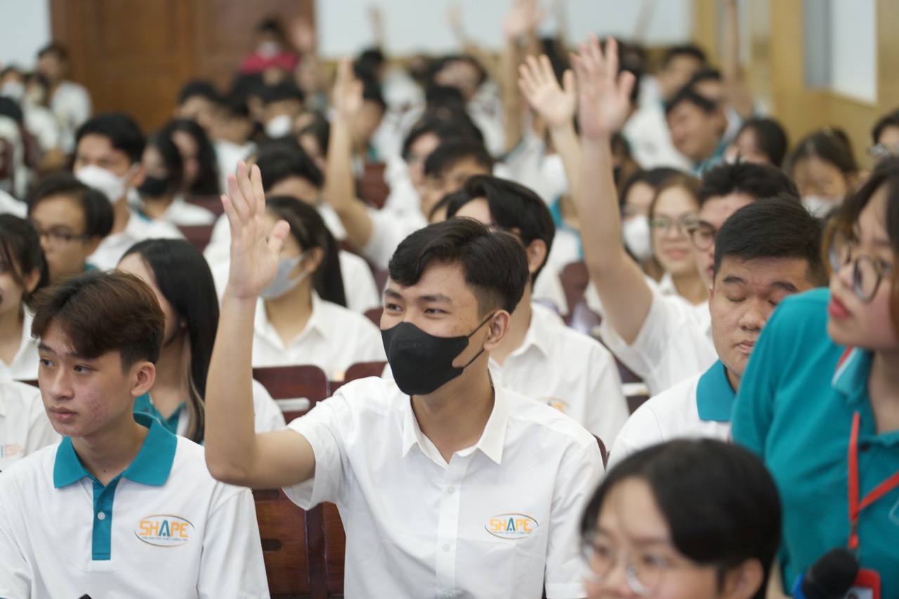 Hơn 800 sinh vi&ecirc;n ĐH GTVT TP.HCM s&ocirc;i nổi chơi game đố vui về ATGT- Ảnh 7.