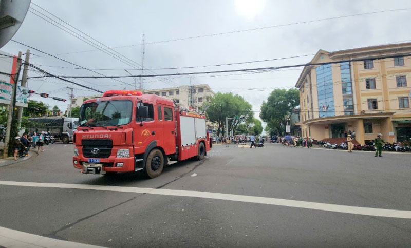 Hiện trường vụ TNGT khiến người đ&agrave;n &ocirc;ng tử vong tại chỗ.