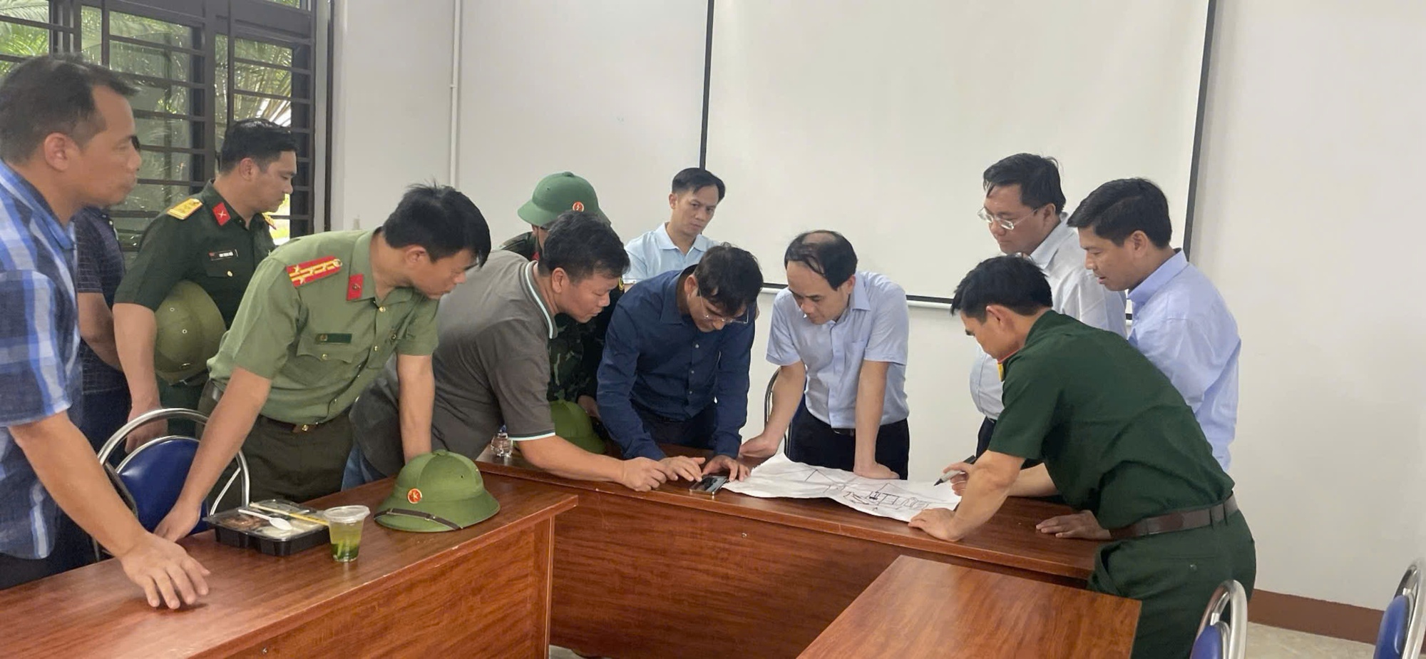 Vĩnh Ph&uacute;c: Chủ động đảm bảo ATGT m&ugrave;a mưa lũ- Ảnh 4.