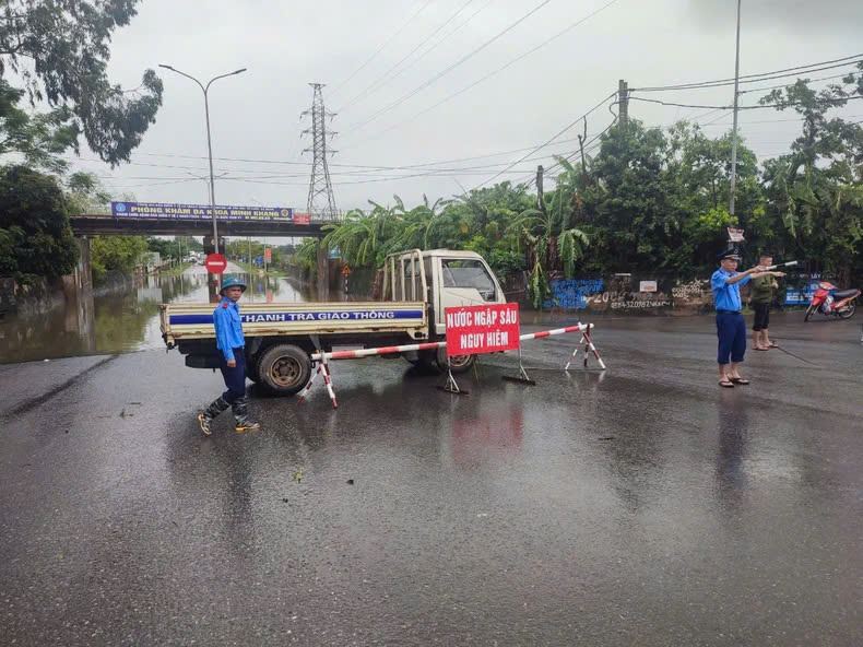 Vĩnh Ph&uacute;c: Chủ động đảm bảo ATGT m&ugrave;a mưa lũ- Ảnh 2.