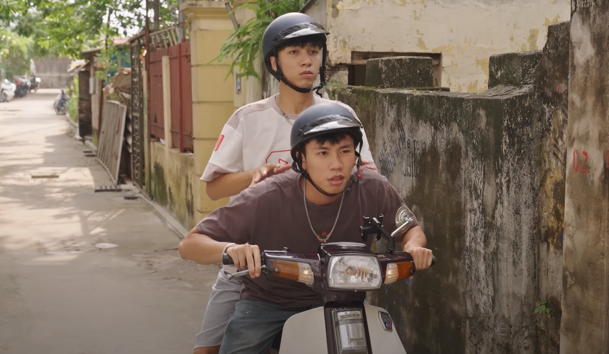 Đi giữa trời rực rỡ tập 41: Làm xe ôm, Chải chở khách hàng đầu tiên đi đánh ghen- Ảnh 4. Đi giữa trời rực rỡ tập 41: Làm xe ôm, Chải chở khách hàng đầu tiên đi đánh ghen- Ảnh 4.