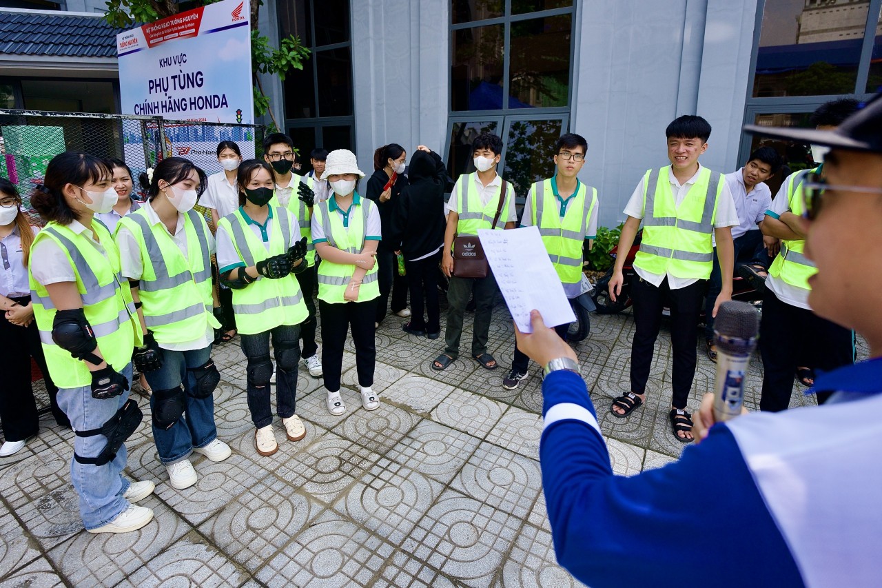 Hơn 800 sinh vi&ecirc;n ĐH GTVT TP.HCM s&ocirc;i nổi chơi game đố vui về ATGT- Ảnh 11.