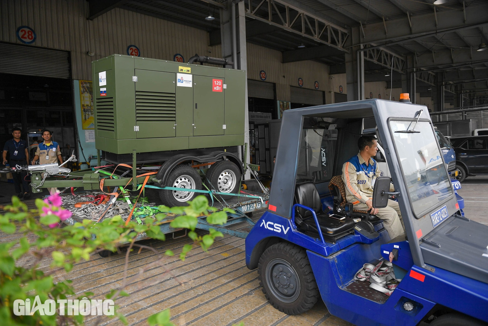 L&ocirc; h&agrave;ng viện trợ đặc biệt của Nga từ Nội B&agrave;i l&ecirc;n đường tới L&agrave;o Cai- Ảnh 6.