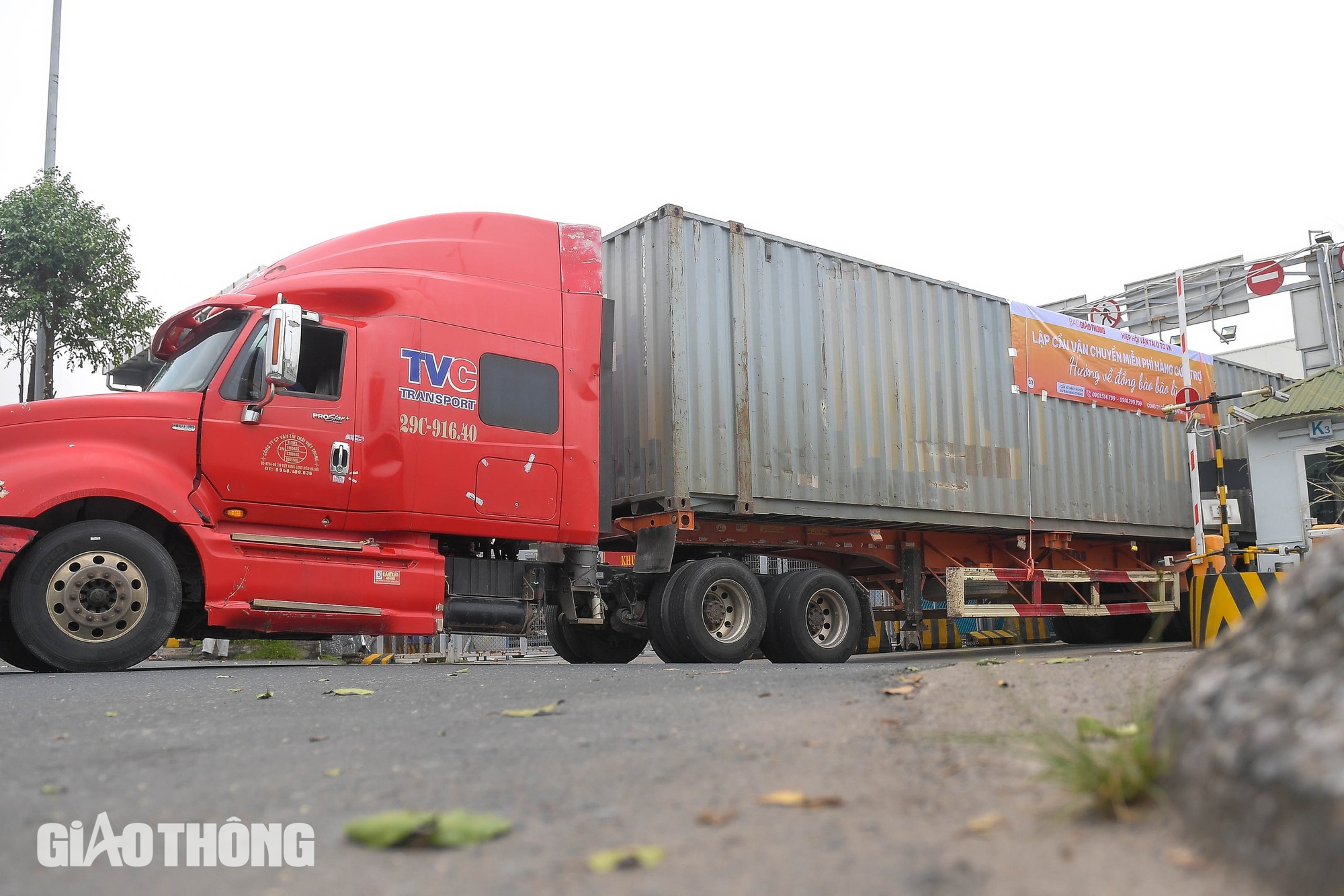 L&ocirc; h&agrave;ng viện trợ đặc biệt của Nga từ Nội B&agrave;i l&ecirc;n đường tới L&agrave;o Cai- Ảnh 2.