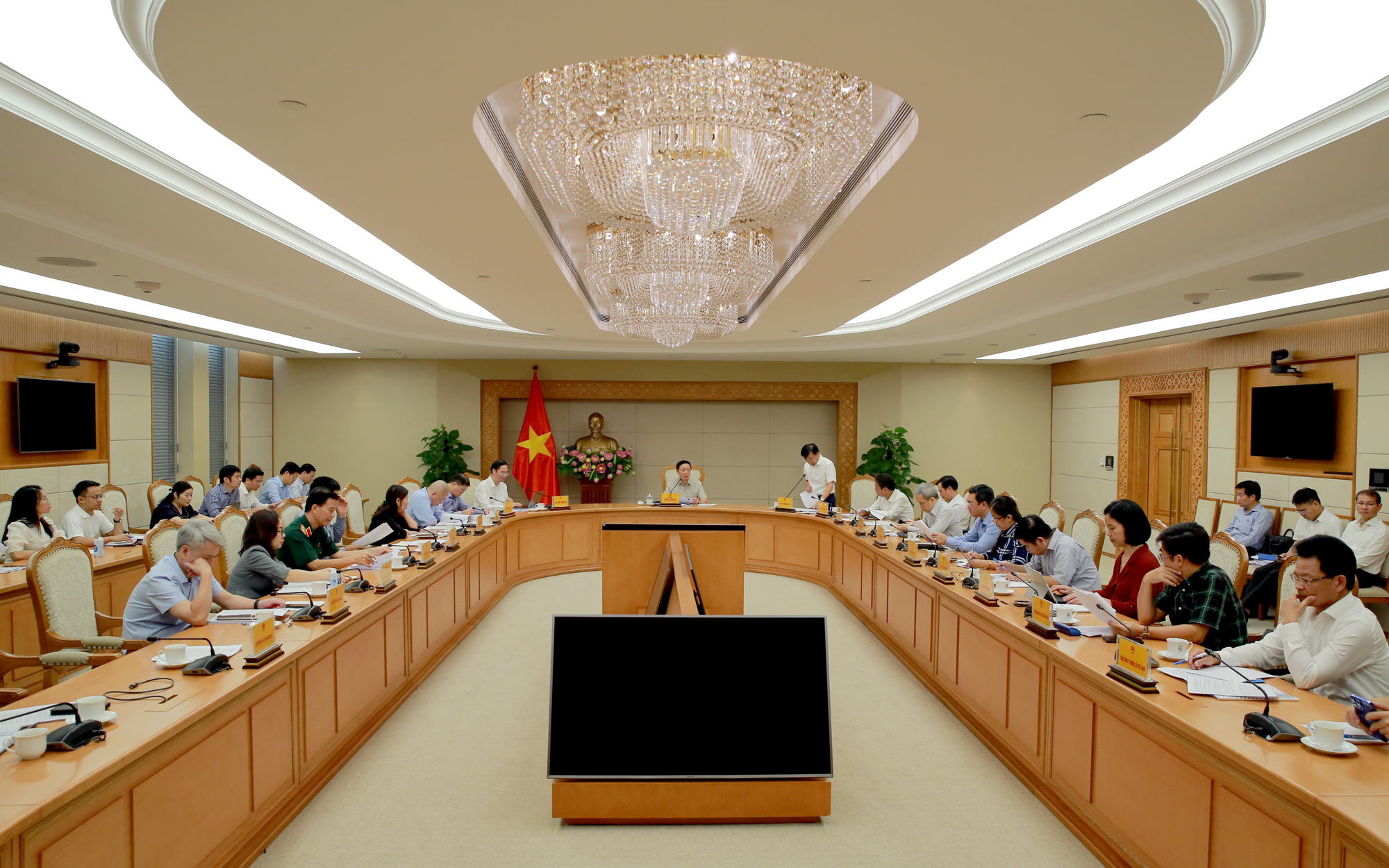 L&agrave;m đường sắt tốc độ cao thẳng nhất c&oacute; thể, gặp n&uacute;i qua n&uacute;i, gặp s&ocirc;ng bắc cầu- Ảnh 3.