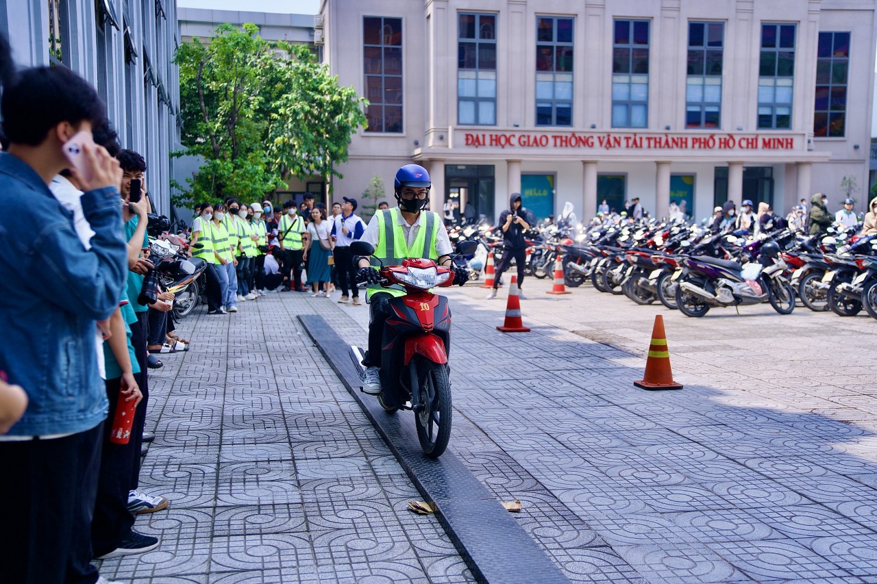 Hơn 800 sinh vi&ecirc;n ĐH GTVT TP.HCM s&ocirc;i nổi chơi game đố vui về ATGT- Ảnh 13.