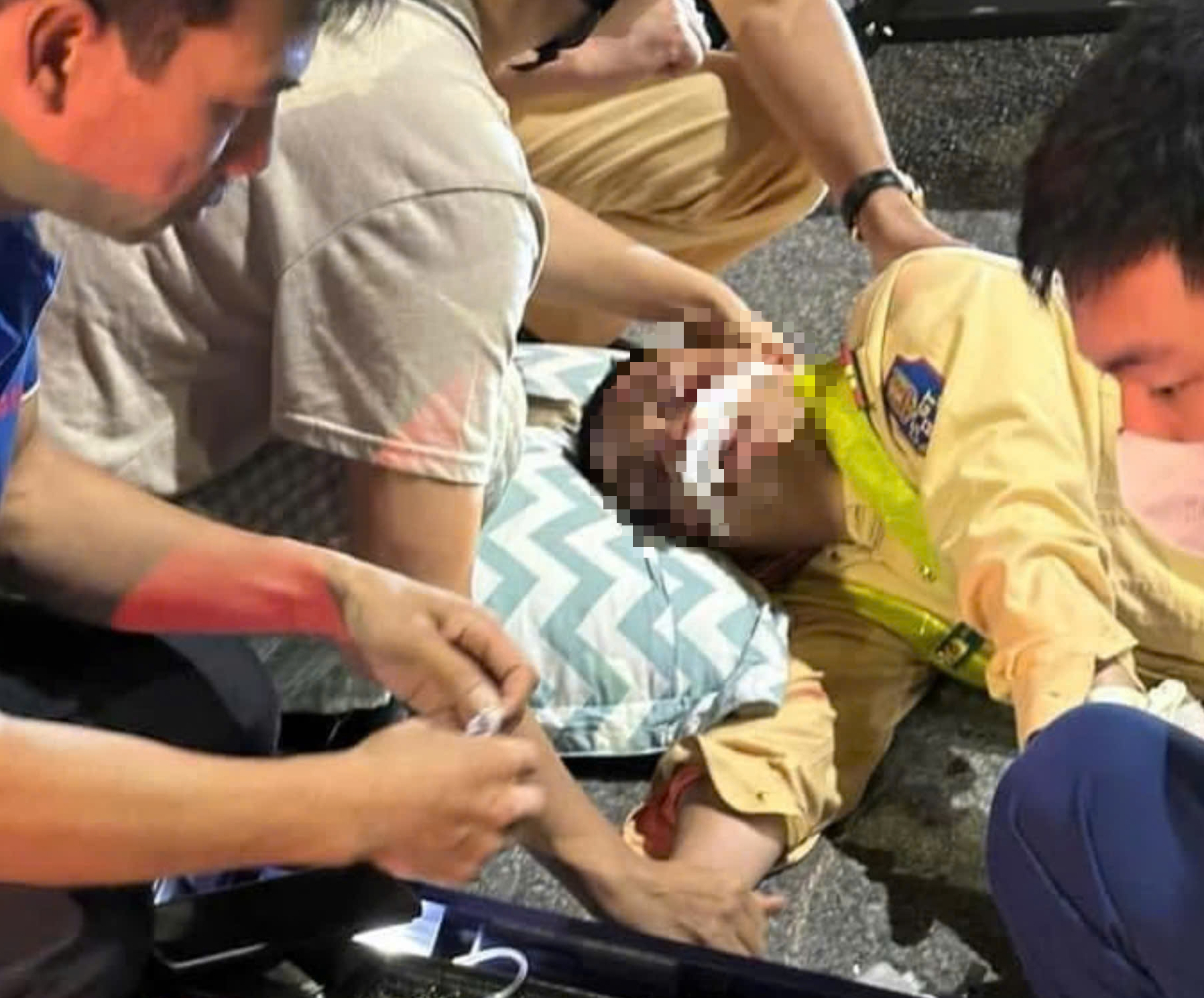 Tạm giữ h&igrave;nh sự nam sinh th&ocirc;ng chốt, t&ocirc;ng trọng thương thiếu t&aacute; CSGT- Ảnh 2.