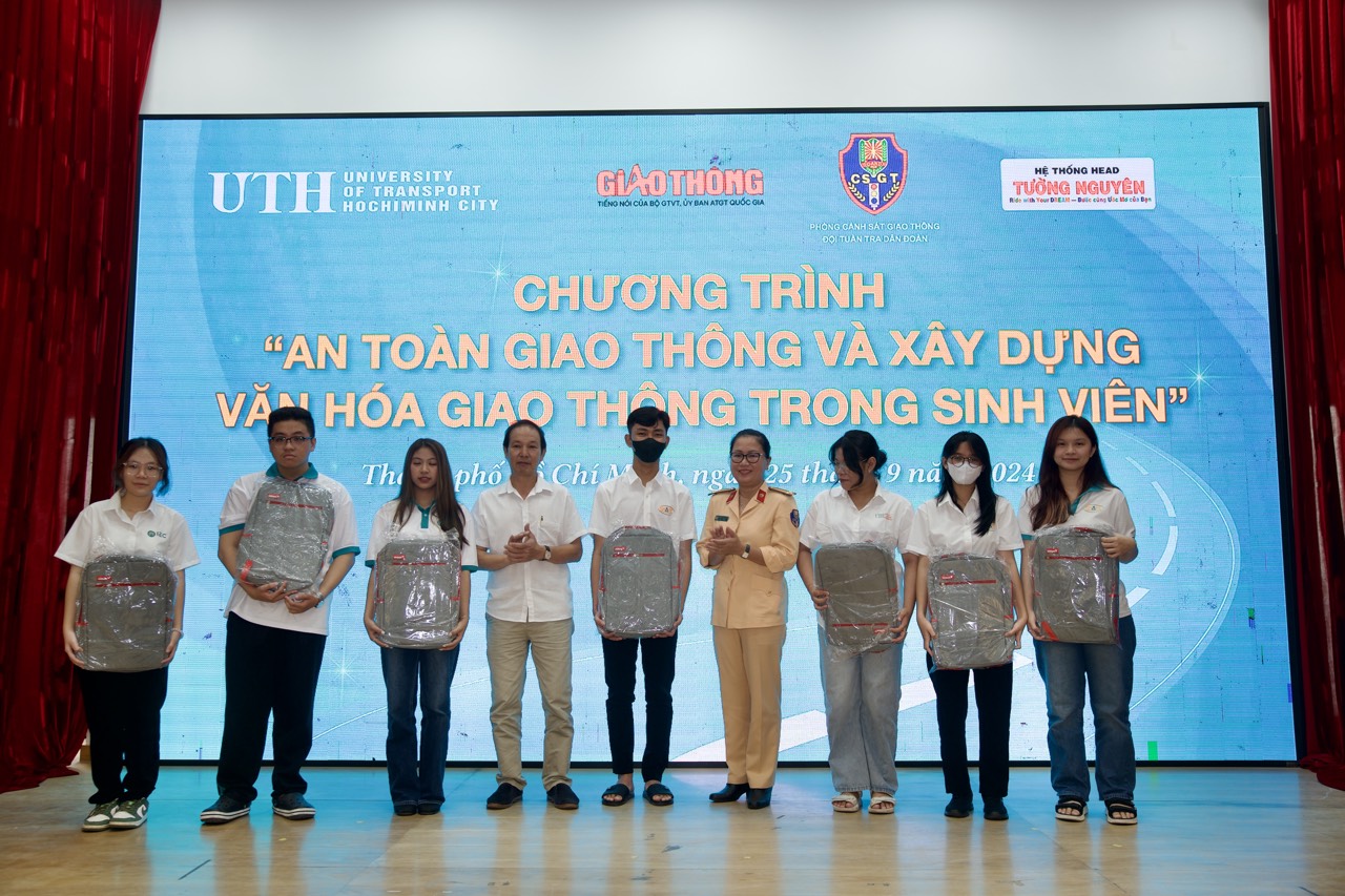 Hơn 800 sinh vi&ecirc;n ĐH GTVT TP.HCM s&ocirc;i nổi chơi game đố vui về ATGT- Ảnh 9.
