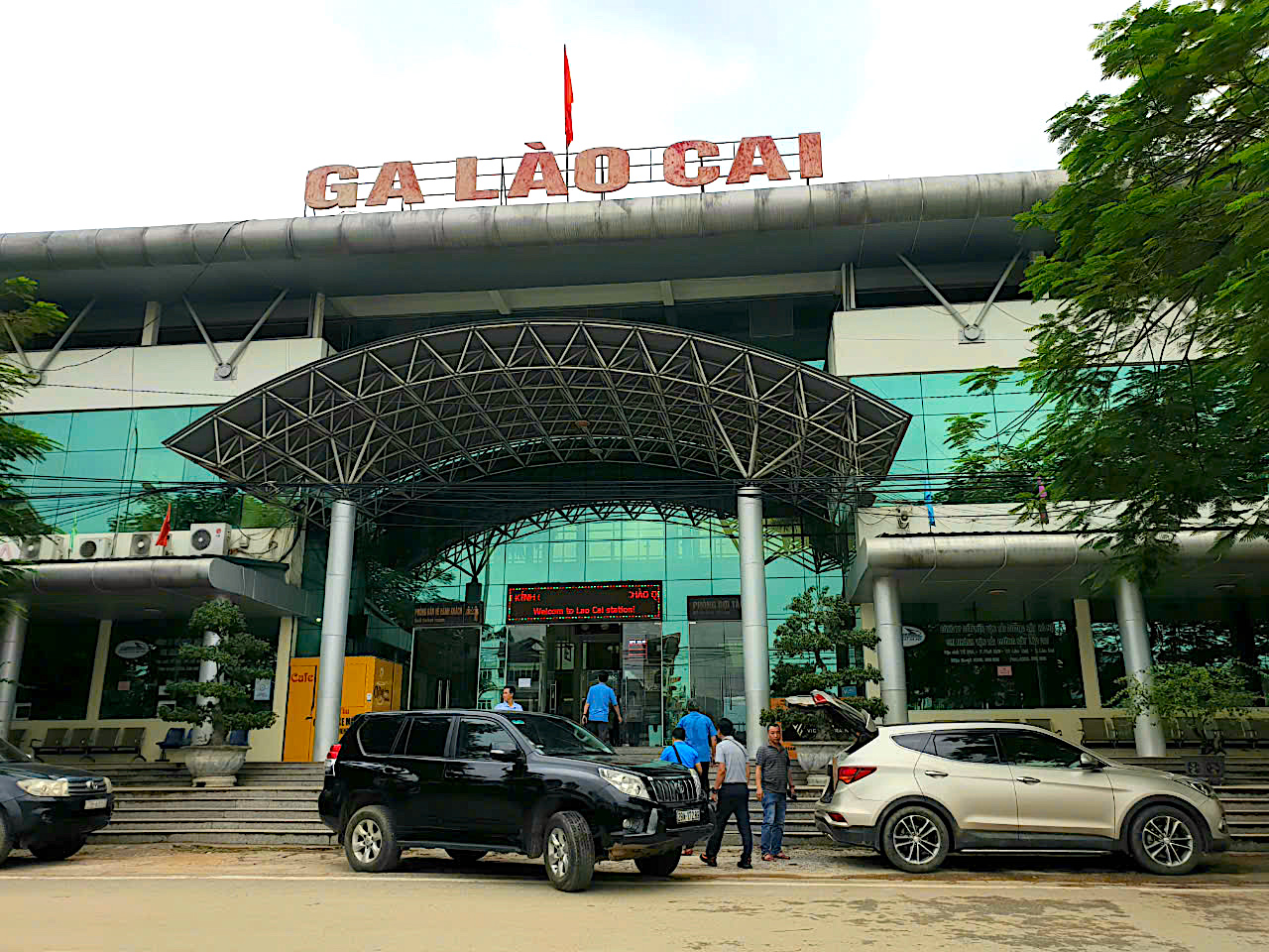 Nhiều đoạn tr&ecirc;n đường sắt H&agrave; Nội  - L&agrave;o Cai chỉ khai th&aacute;c được tốc độ 15km/h- Ảnh 1.
