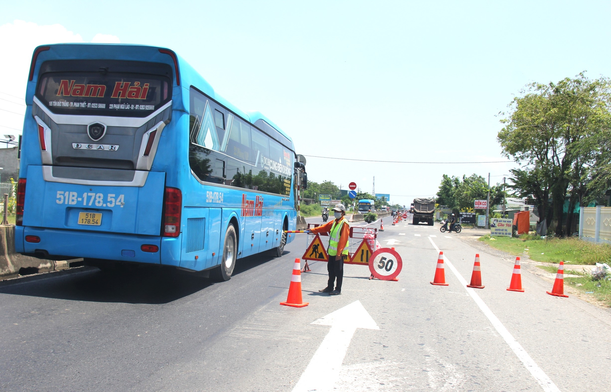 Sửa chữa mặt đường quốc lộ 1 tại n&uacute;t giao v&agrave;o cao tốc Phan Thiết - Dầu Gi&acirc;y- Ảnh 3.