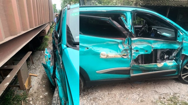 Gặp sự cố ven đường ray, &ocirc; t&ocirc; bị t&agrave;u hỏa t&ocirc;ng biến dạng- Ảnh 1.