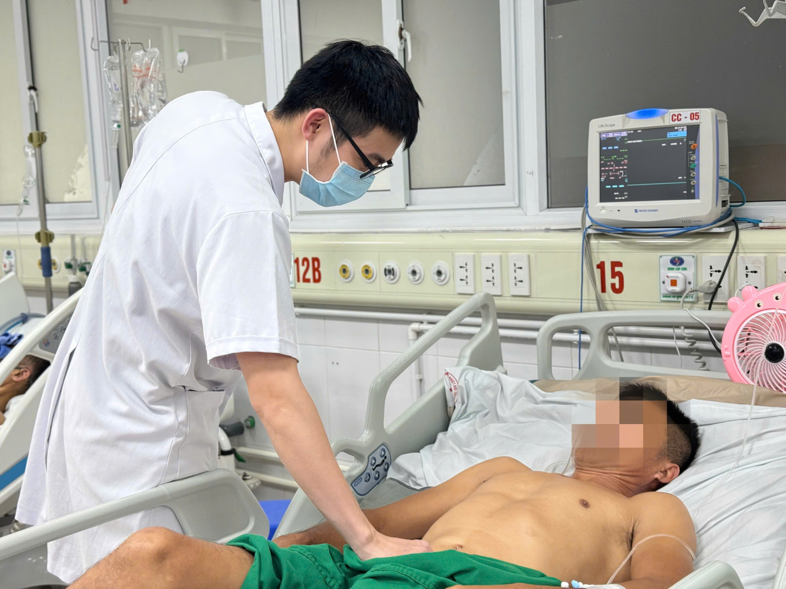 Nhập viện cấp cứu v&igrave; gạch rơi v&agrave;o mu b&agrave;n ch&acirc;n g&acirc;y uốn v&aacute;n- Ảnh 1.